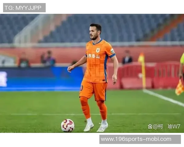 卡扎伊什维利与家人共享休闲时光照片曝光续约泰山仍在悬而未决中